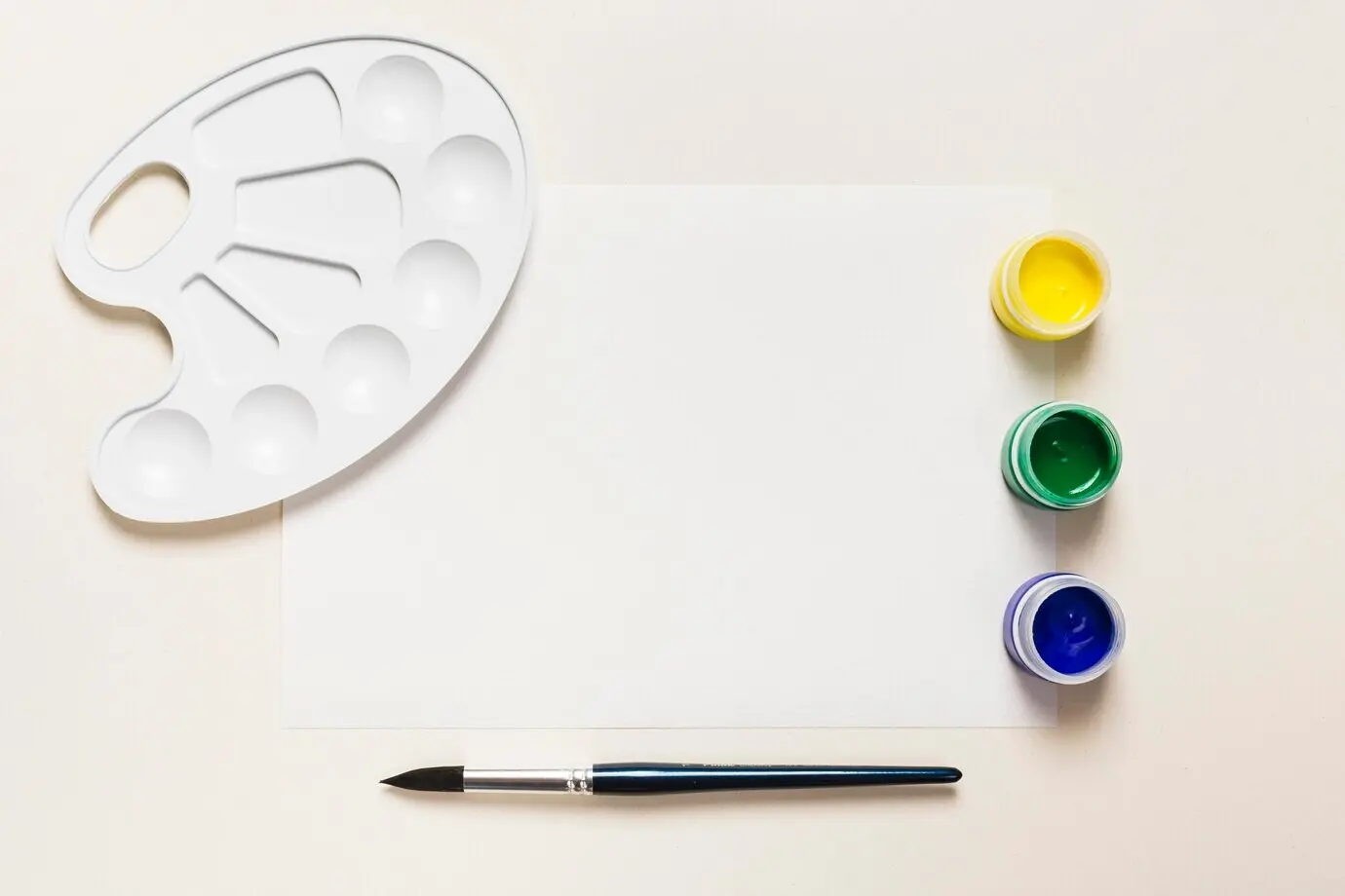 Draufsicht auf ein Schreibtischkonzept mit Farbe und freier Textfläche.