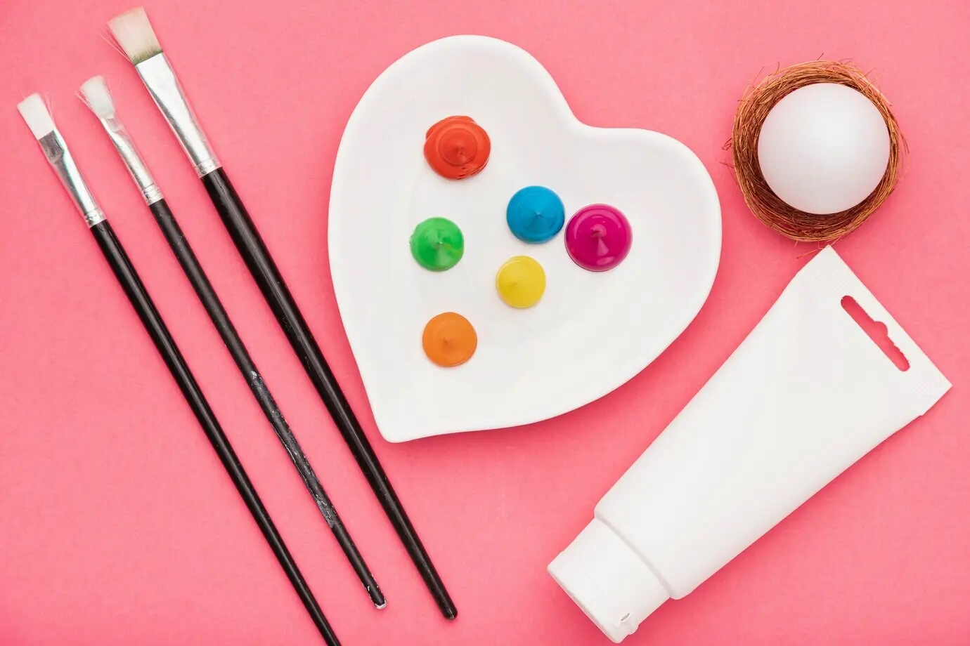 Ansicht von oben auf Werkzeuge zum Malen