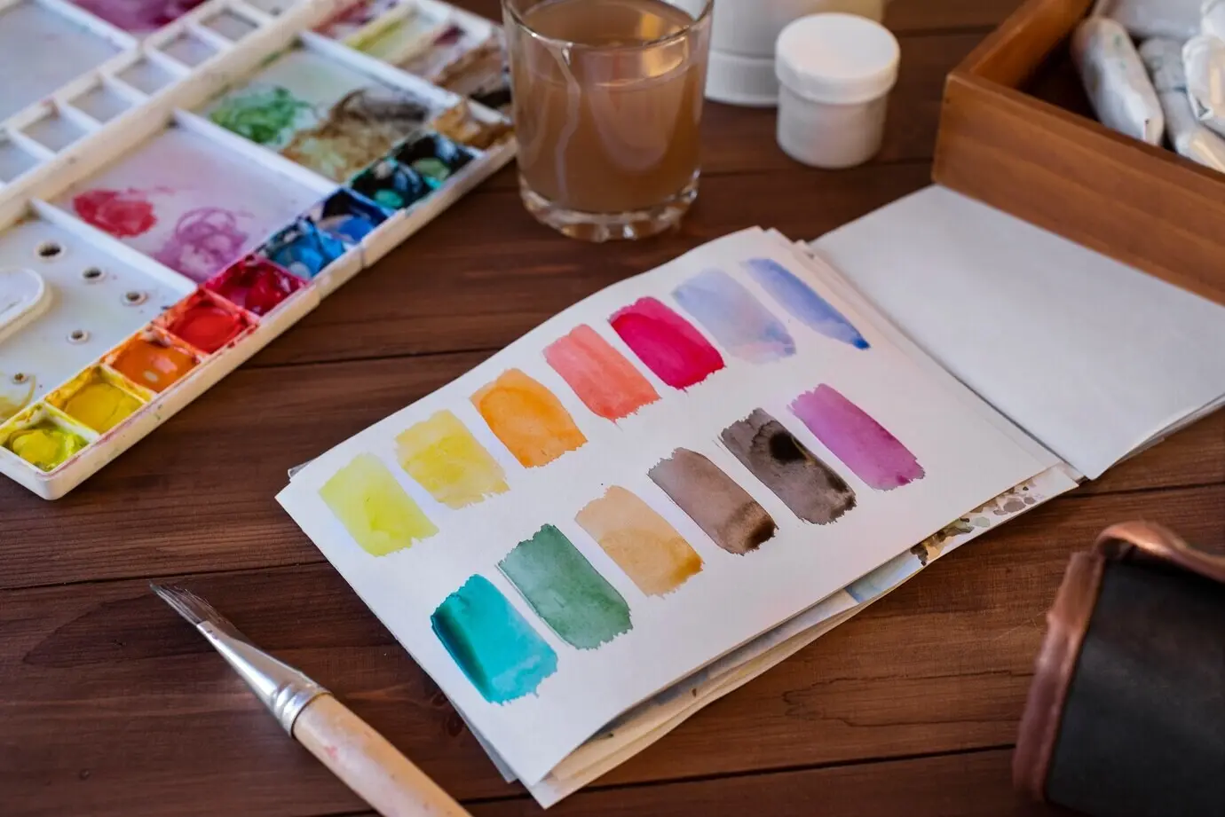 Stillleben einer Anordnung von Werkzeugen eines Illustrators